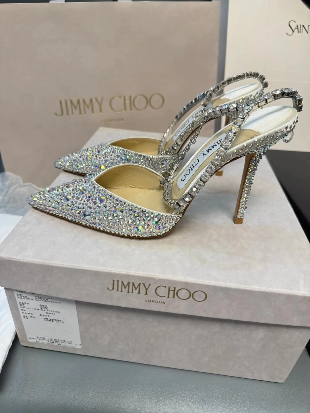 👟👟Ex-factory price 680👟👟 Jimmy Choo/Jimmy Choo classic diamond chain pointed toe crystal high-heeled sandals. Excellent crystal shoes, so beautiful that you can't take your eyes away. The shape of the shoes is very delicate, not too narrow and long. The internal space is sufficient, allowing the toes to relax enough. The rhinestones outline a charming arc on the instep, which is simply beautiful. It has a 360-degree surrounding fairy atmosphere, gorgeous but not exaggerated! ! The fabric is made of imported silk, with imported sheepskin lining. Customized A-grade Italian genuine leather sole. Heel height: 6.5 or 8.5. Size: 35-40 (41, 42, 43 customized, non-refundable)